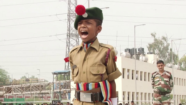 Индийские дети маршируют - Дети маршируют в военной форме